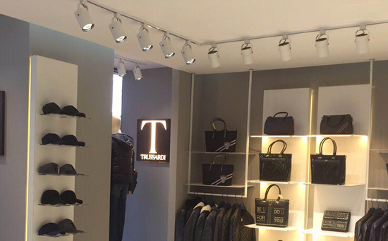 trussardi 服装展柜.jpg